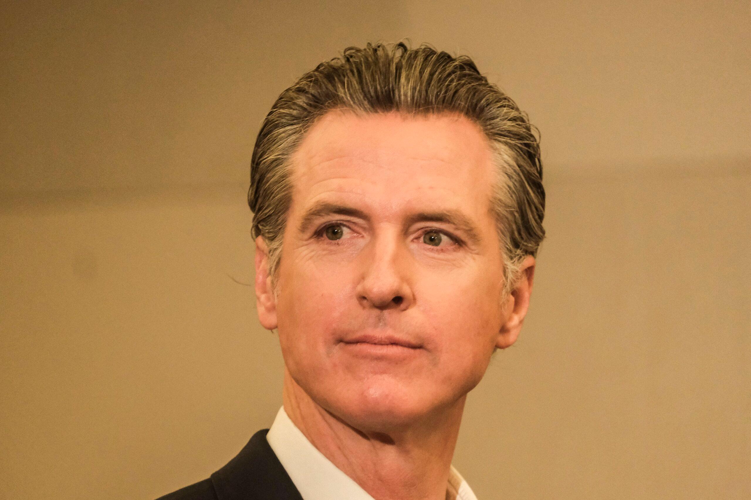 California Gov. Gavin Newsom signs New law raising minimum wage for California fast food workers