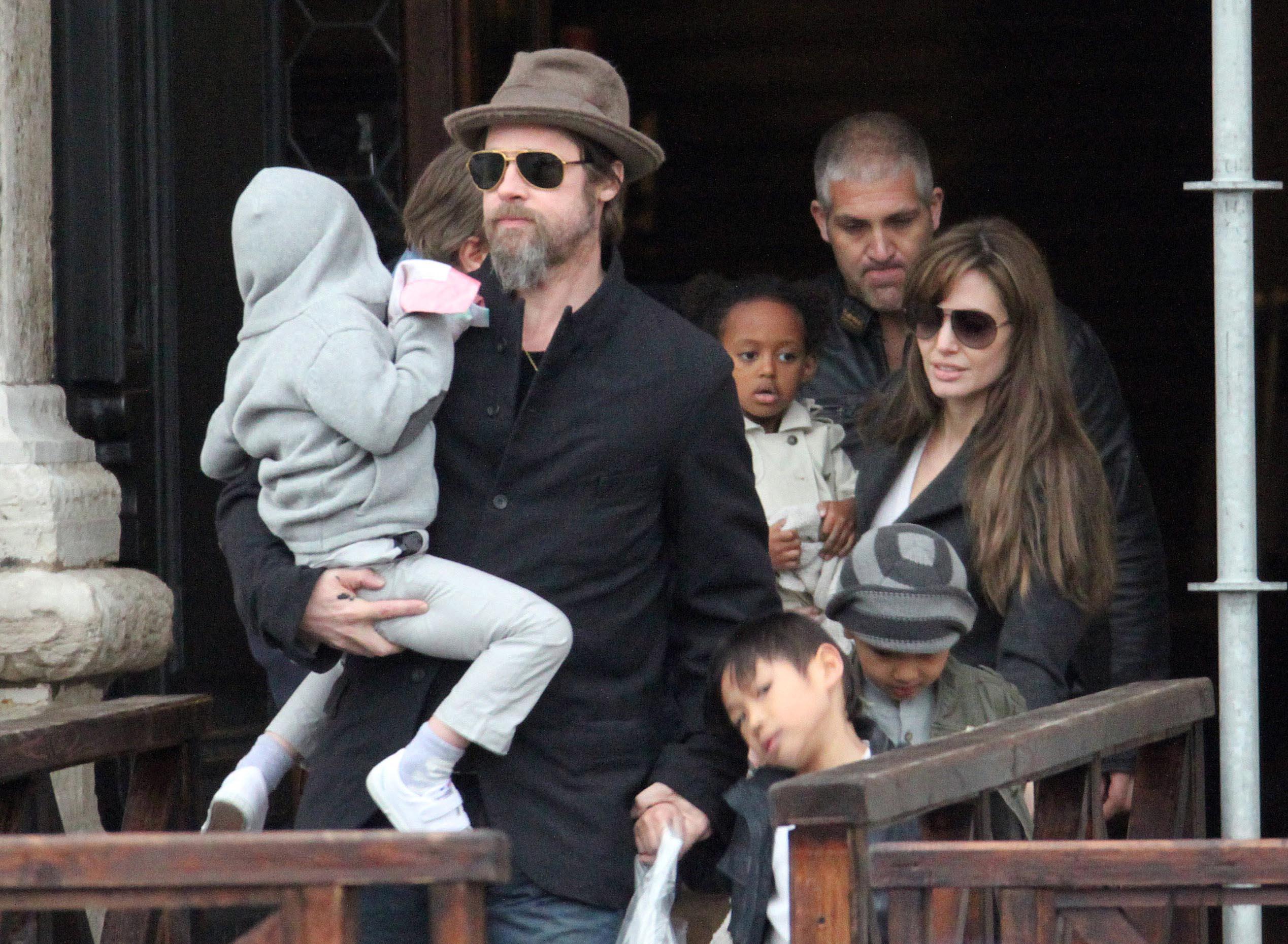 BRAD PITT AND ANGELINA JOLIE WITH THE KIDS IN VENICE