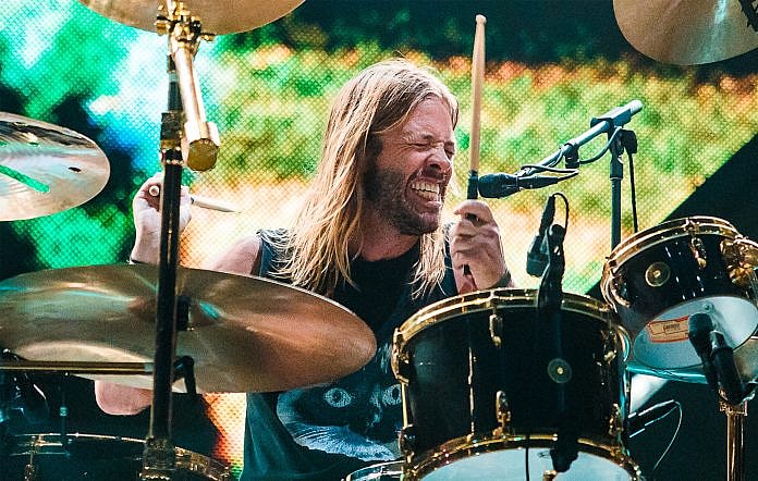 foo-fighters-taylor-hawkins-drummer-dead@2000x1270-696x442